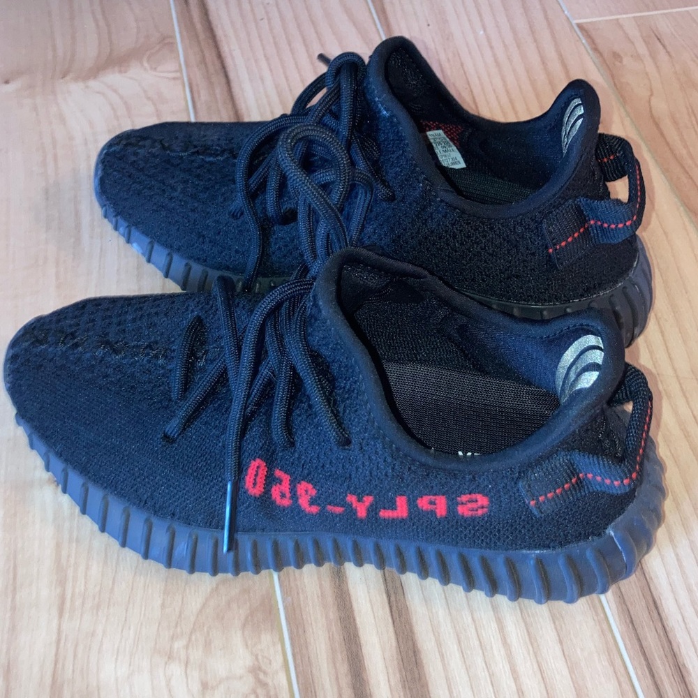 BLACK YEEZYS NEVER WORN 🖤💯 Size 4 male, size 6 women
